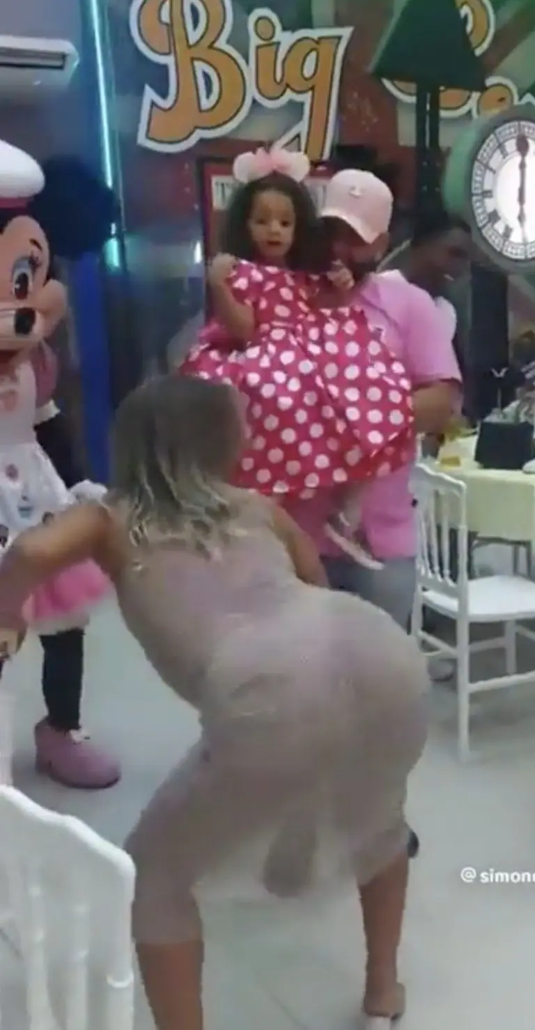 Mamá bailando en fiesta de su hija. Créditos: Tik Tok (@simonethomaz632)
