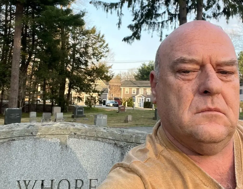 Ahora tiene 60 a&ntilde;os, ha participado en otras series como Claws y Better Call Saul.