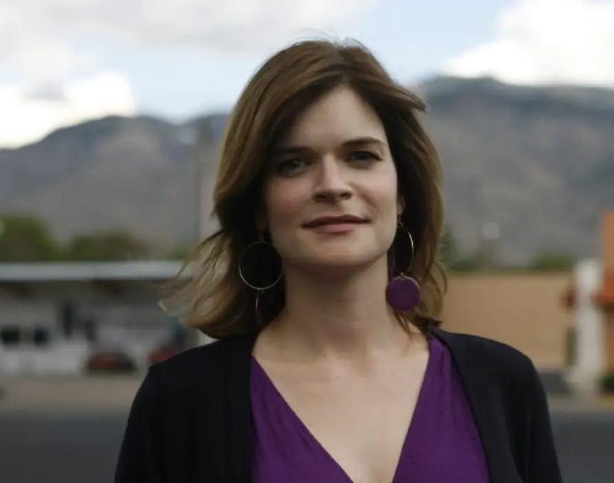 Betsy Brandt interpret&oacute; a Marie Schrader, la hermana de Skyler y esposa de Hank. 