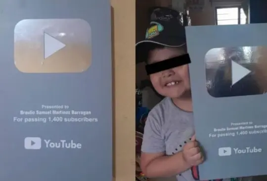 Niño se vuelve viral por recibir placa de YouTube hecha por su padre. 