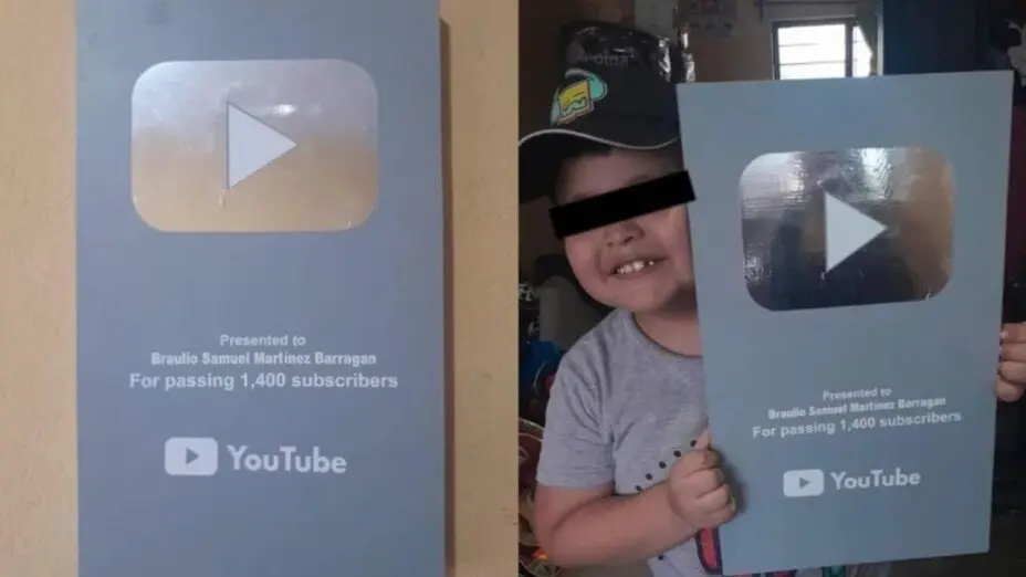 Niño se vuelve viral por recibir placa de YouTube hecha por su padre. Niño se vuelve viral por recibir placa de YouTube hecha por su padre.