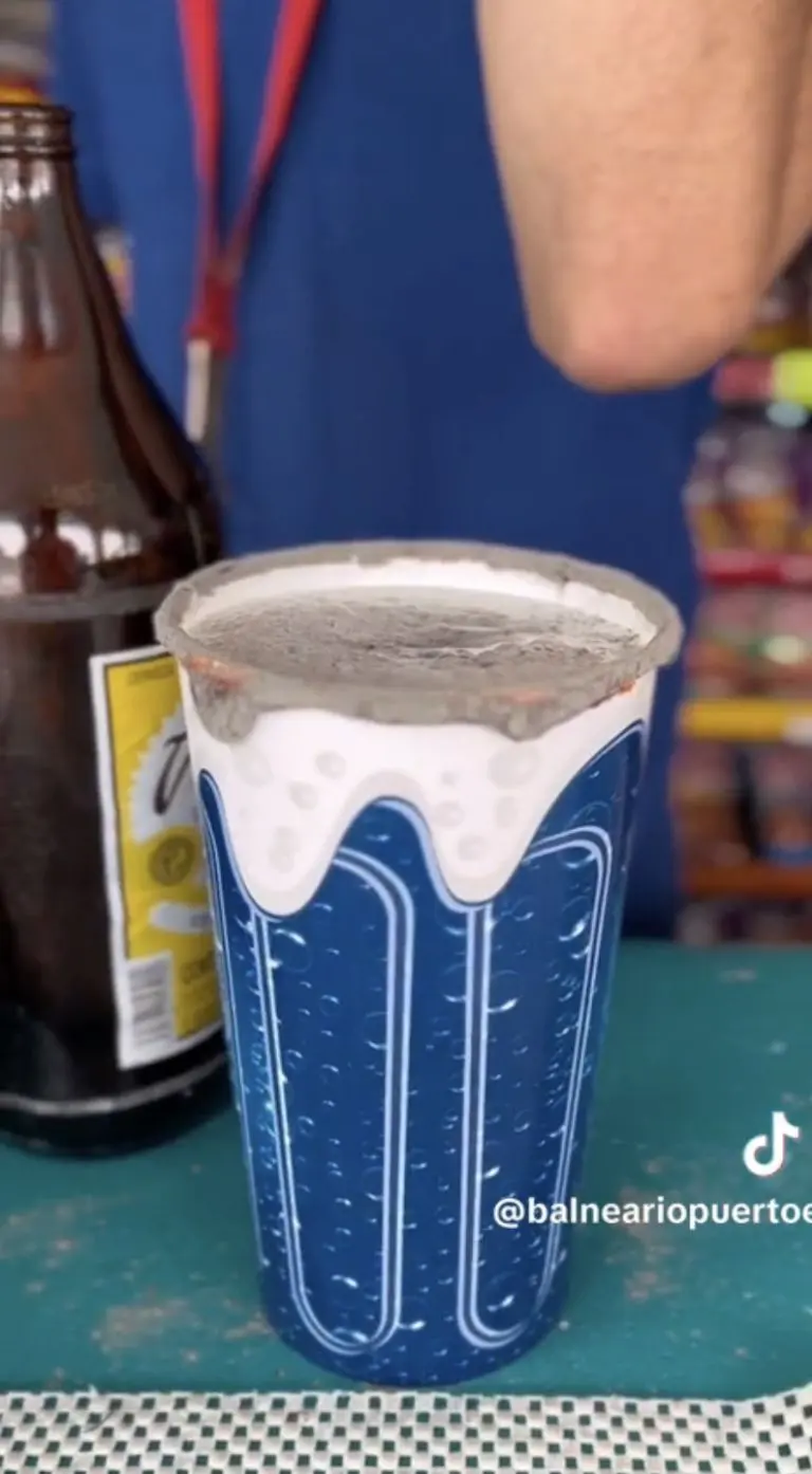 Popochelas, micheladas con ceniza del Volcán Popocatépetl. Créditos: Tik Tok (Balneario Puerto Escondido)