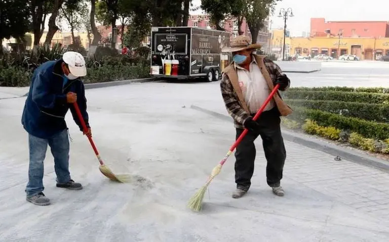 Personas barriendo la ceniza. Créditos: Gobierno de Puebla