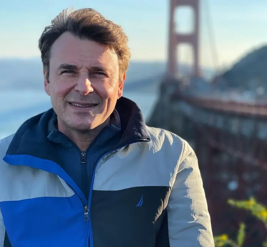 Ahora tiene 56 años y es padre de dos hijos. Ha trabajado en telenovelas colombianas como La nieta elegida y El final del paraíso.