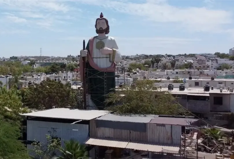 Un an&oacute;nimo don&oacute; la enorme estatua de Sn Judas Tadeo. 