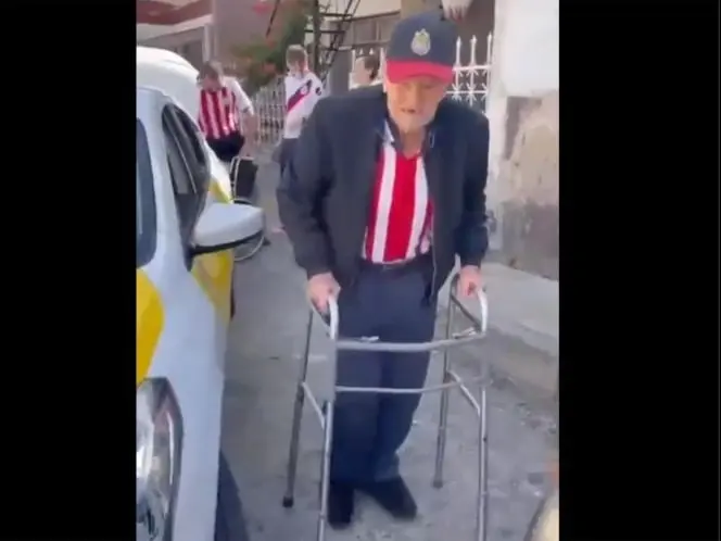 Tras hacerse viral, un abuelito de 103 a&ntilde;os asistir&aacute; a la final de su equipo las Chivas del Guadalajara