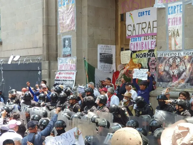 Manifestantes en favor de la SCJN atacan a simpatizantes de la 4T. Foto: Twitter