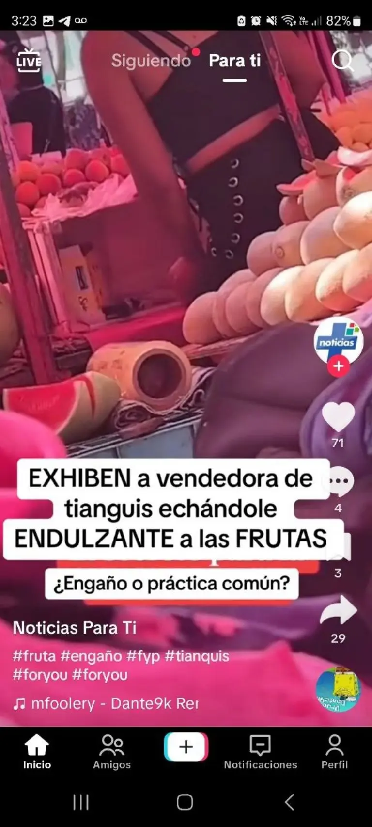 Vendedora de fruta pone endulzante a sandia - Tomada de video