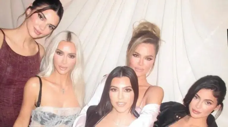 Kendall, Kim, Khloé, Kourtney y Kylie posan juntas. Fuente: Instagram @kimkardashian