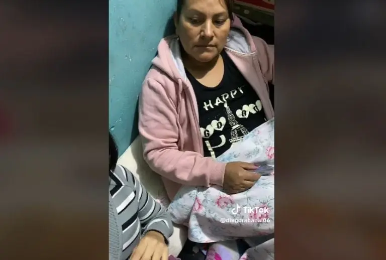 Mamá le reclama a su hijo por salir con su novia (TikTok)