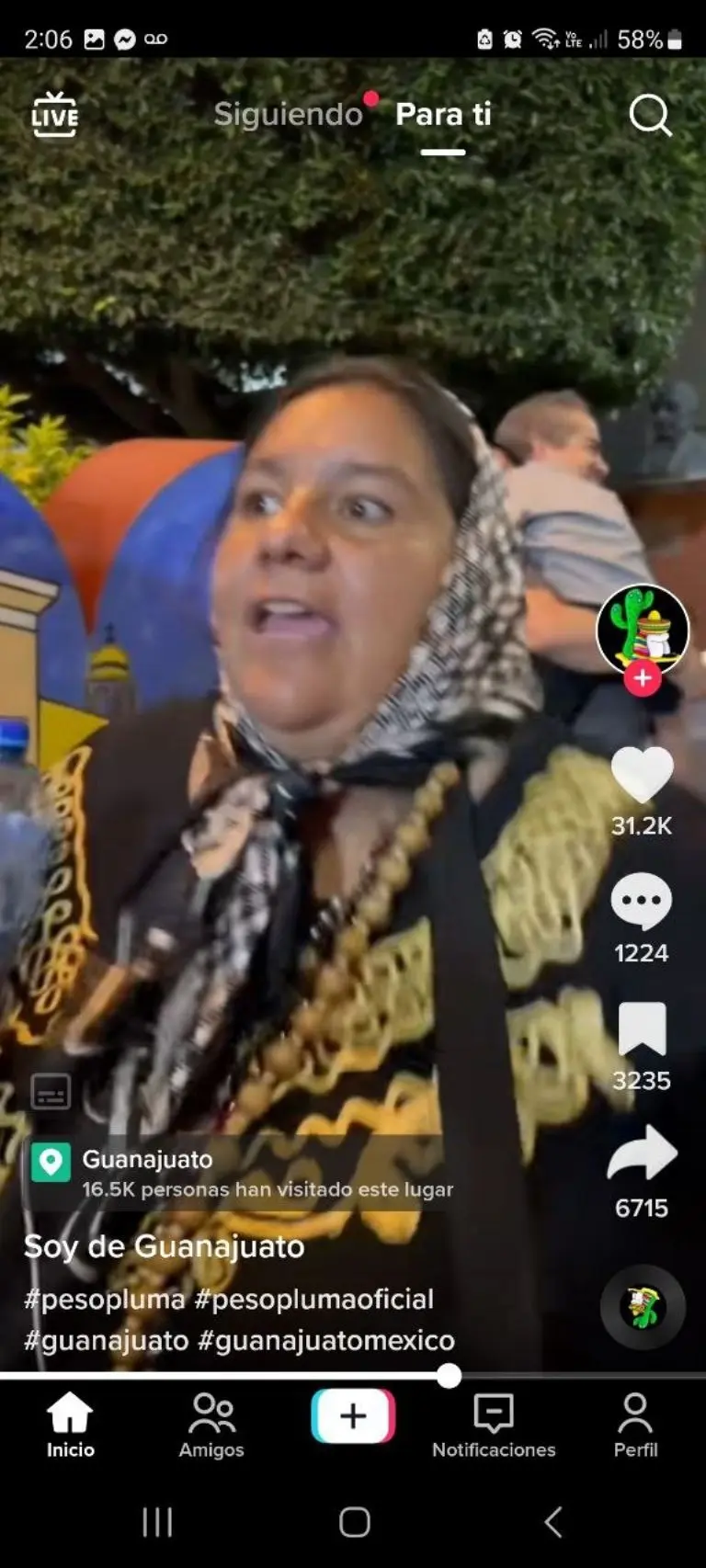 Señora Católica arremente contra Peso Pluma - Tomada video