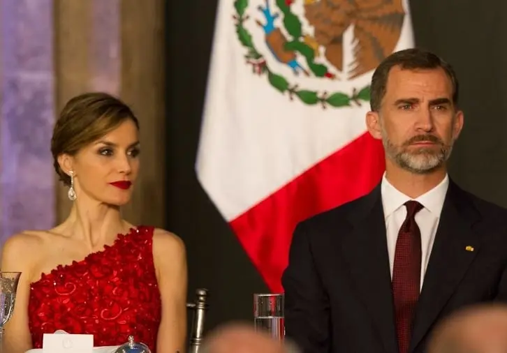 Letizia se ha enfrentado a la desaprobación de la Reina Madre Sofía de España pues ésta no la aceptaba por ser plebeya, por no seguir con los protocolos reales e incluso, por cómo alimenta a sus hijas.