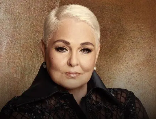 Cuando fue pareja de Ernesto D'alessio, tuvo problemas con Lupita D'alessio: 'Al principio hubo ahí como que ella no estuvo muy de acuerdo con la relación, pero eso luego luego se limpió, se hizo a un lado y siempre tuve una muy bonita relación con Lupita', dijo. 