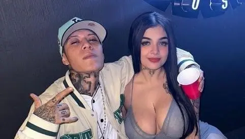 Karely Ruiz y Santa Fe Klan. Karely Ruiz y Santa Fe Klan.