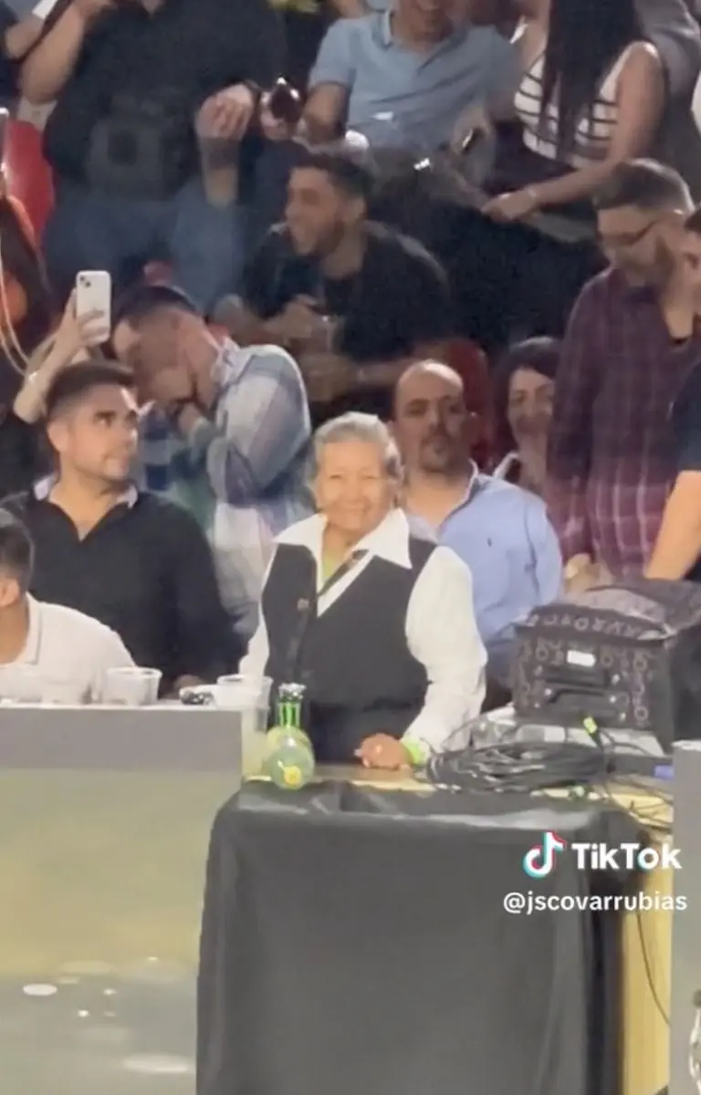 Brincos Dieras recolectando dinero en palenque. Foto: Tik Tok (@jscovarrubias)