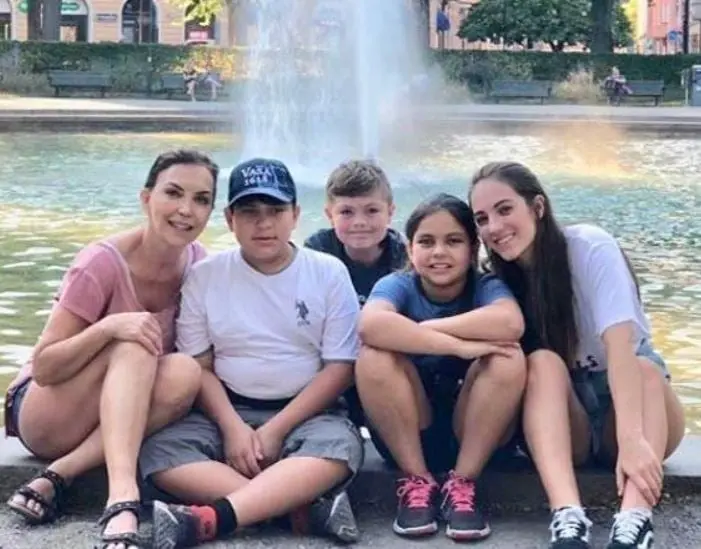 La actriz se someti&oacute; a varios tratamientos para poder tener a sus hijos: "Mar&iacute;a es producto de la inseminaci&oacute;n artificial, Patricio es producto tambi&eacute;n de in vitro, y Alejandro y Sof&iacute;a son de adopci&oacute;n", explic&oacute; en una entrevista.