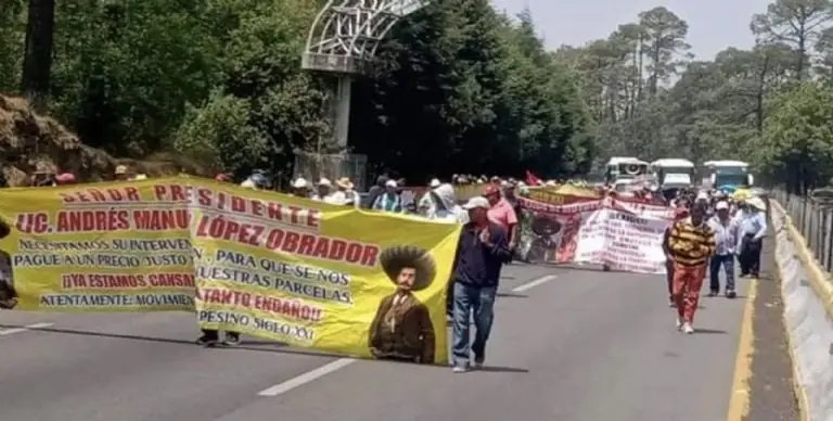 Protesta de campesinos en la autopista. Foto: Twitter