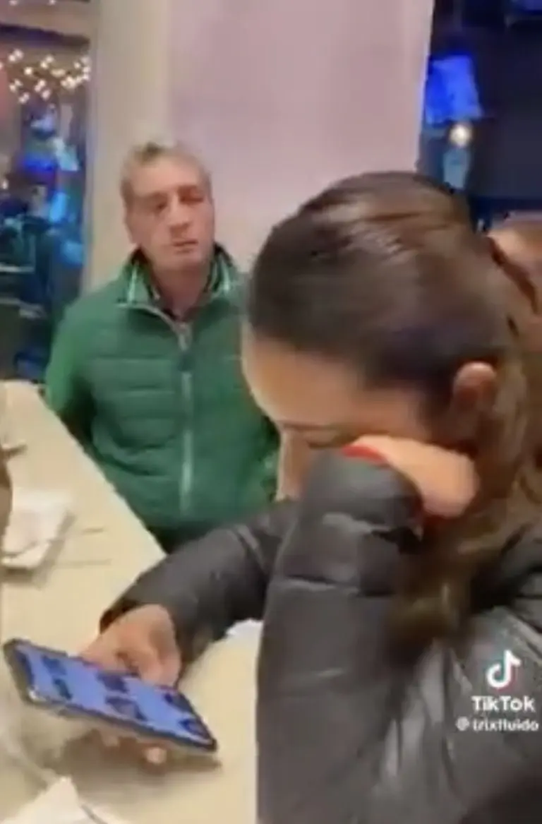 Familia de la mujer durante la cena. Foto: Tik Tok