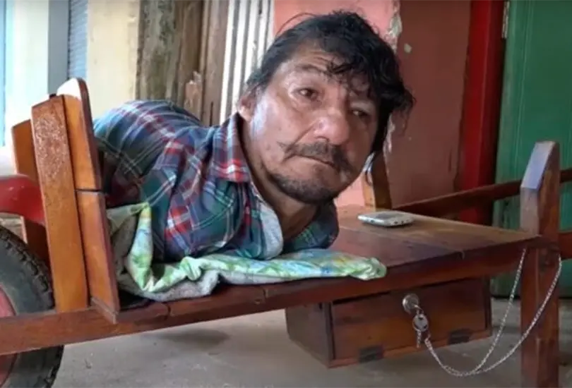 Padre cuida de sus hijas luego de que su esposa lo abandonara Padre cuida de sus hijas luego de que su esposa lo abandonara