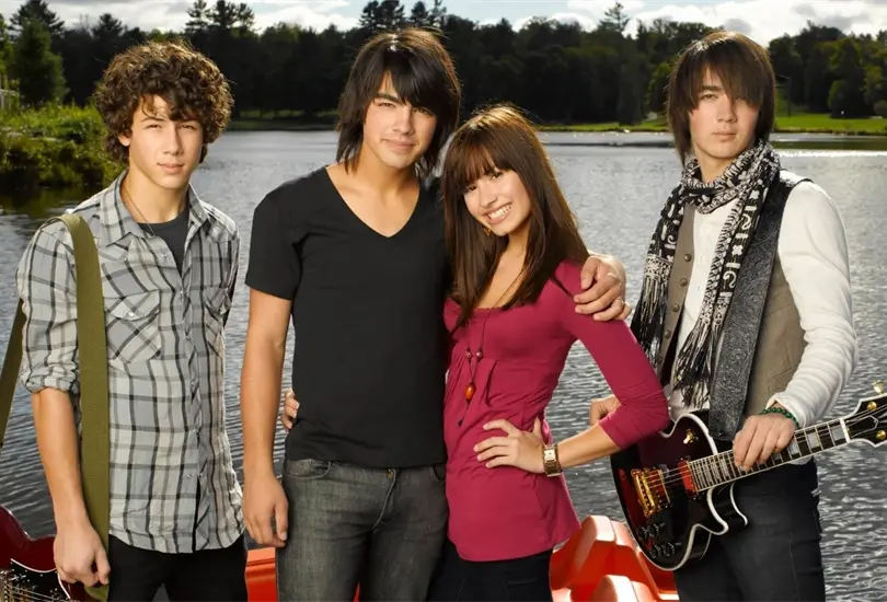 Camp Rock fue una popular película de Disney que se estrenó en 2008 y estuvo protagonizada por Demi Lovato y Joe Jonas. Camp Rock fue una popular película de Disney que se estrenó en 2008 y estuvo protagonizada por Demi Lovato y Joe Jonas.