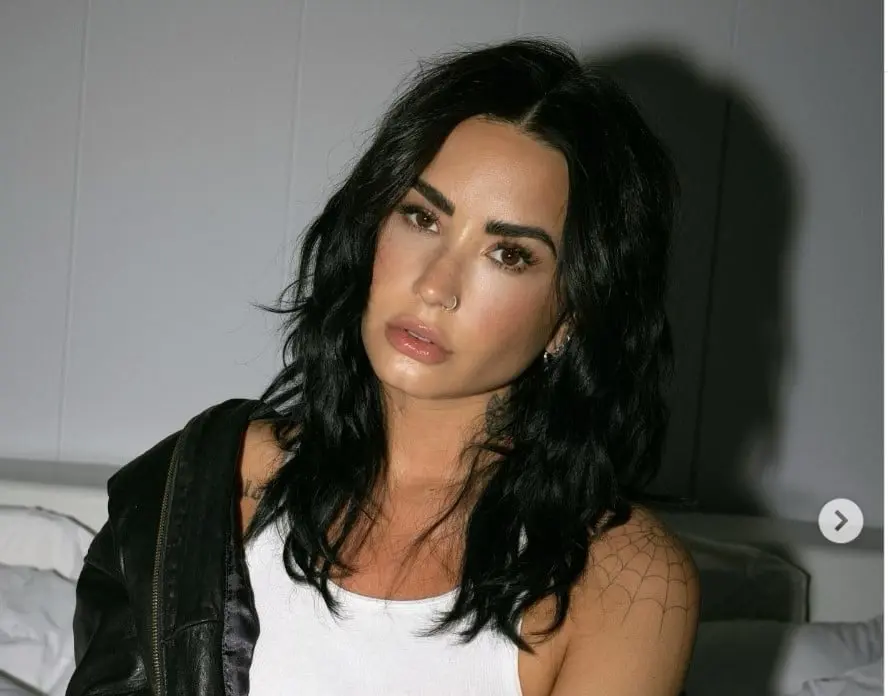 Ahora tiene 30 años y en los últimos años ha luchado con problemas de adicciones y trastornos alimenticios. Continúa dedicándose a la música y tiene un novio llamado Jutes. 