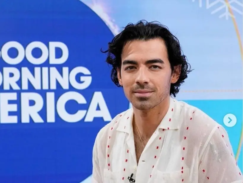 Ahora tiene 33 años, está casado con la actriz Sophie Turner y tienen dos hijas. Formó su propia banda, pero recientemente anunció un reencuentro con los Jonas Brothers. 