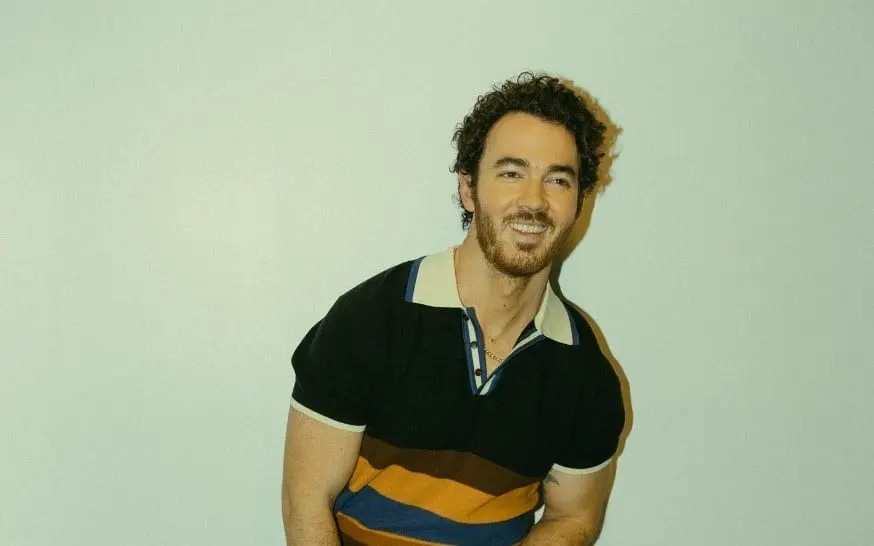 Ahora tiene 35 años, está casado con Danielle Jonas y tienen dos hijas. 