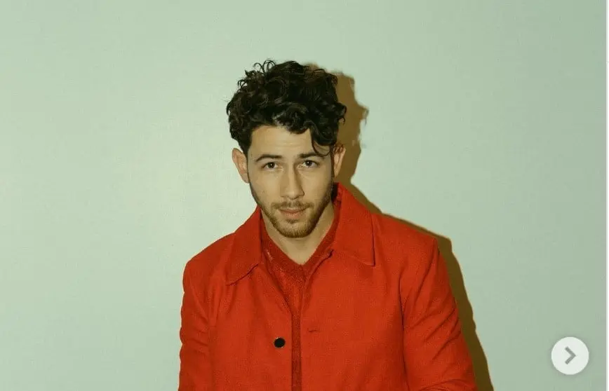 Ahora tiene 30 años, se casó con la actriz Priyanka Chopra y tienen una hija. En 2013 se separó de los Jonas Brothers para lanzarse como solista.