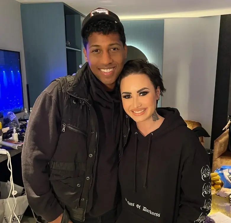 Ahora tiene 31 años, dejó la actuación para dedicarse al rap; también es bailarín.