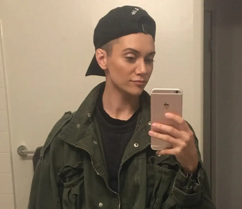 Ahora tiene 29 años, ha trabajado en otras series como Los guardianes de la justicia.