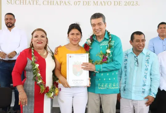 Familias chiapanecas afectadas por el huracán ´Stan´ recibieron sus escrituras públicas. 