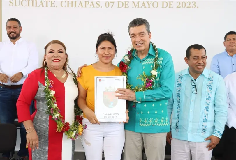 Familias chiapanecas afectadas por el huracán ´Stan´ recibieron sus escrituras públicas. Familias chiapanecas afectadas por el huracán ´Stan´ recibieron sus escrituras públicas.