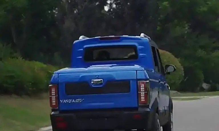 Camioneta Double Row Pick Up - Tomada de video