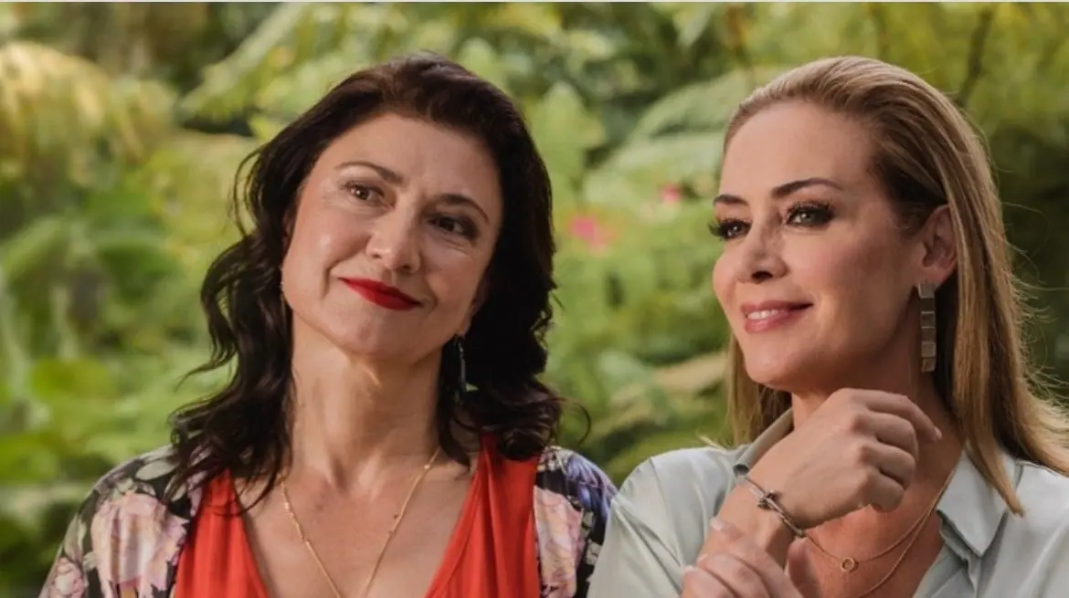 4.¡Hasta la madre del día de las madres! Lidia y Manuel son una pareja de recién casados cuyas familias solo se han visto una vez. Ahora se reúnen para celebrar el día de las madres. 