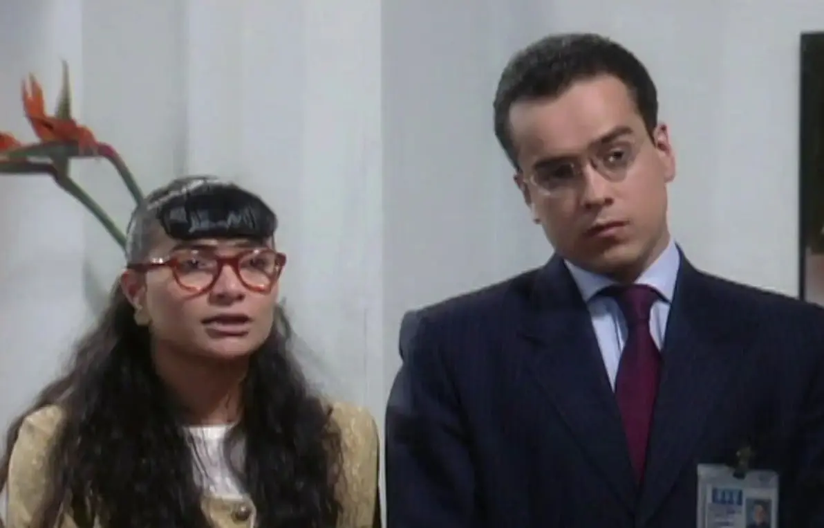 1. Yo soy Betty, la fea. Beatriz Pinzón Solano es una brillante economista con maestría en finanzas que comienza a trabajar en Ecomoda, ahí conoce y se enamora de Armando Mendoza.