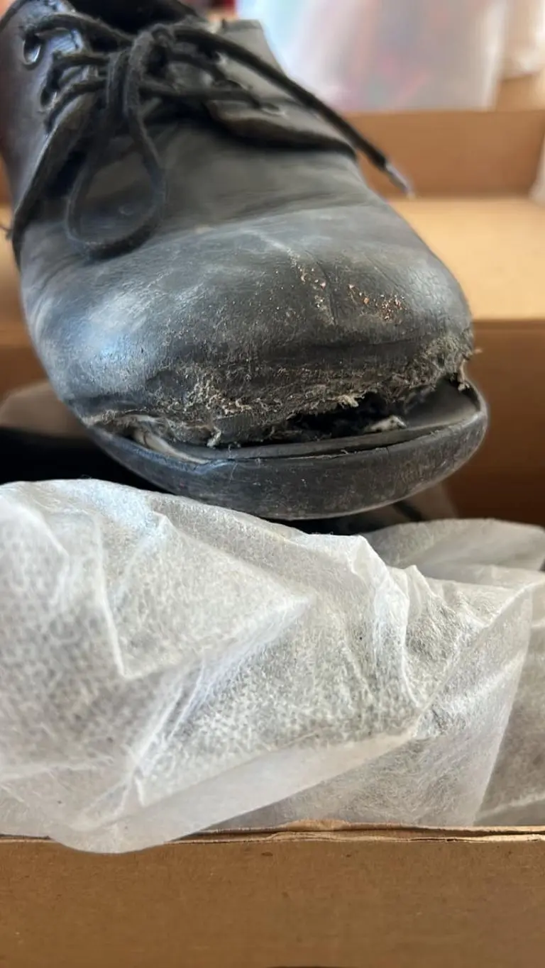 Maestra regala zapatos nuevo a su alumno - Facebook