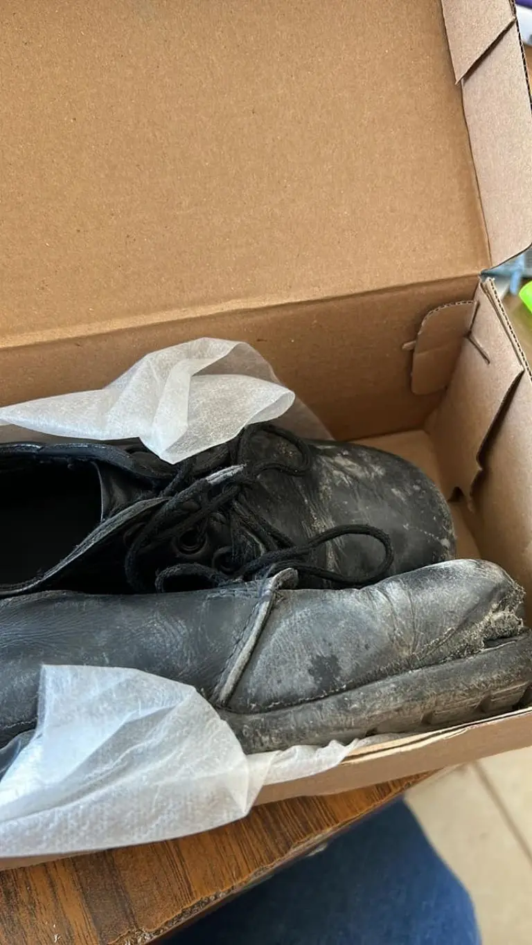 Maestra regala zapatos nuevo a su alumno - Facebook