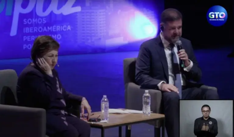 Shirin Ebadi, ganadora del Premio Nobel de la Paz, con Jesús Oviedo. Créditos: SoiPaz