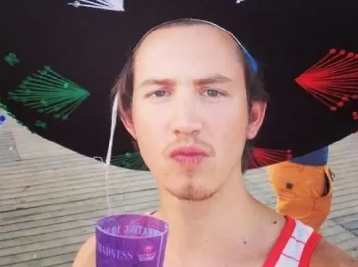 Era el hermano mayor de Valentina, era muy inteligente en la escuela.