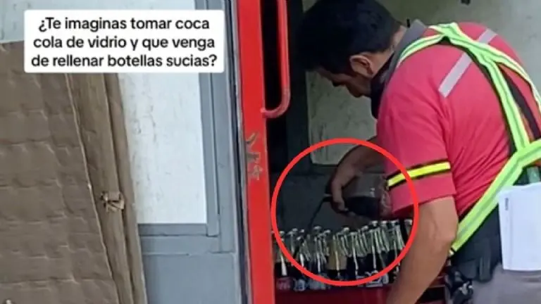 Captan a trabajador rellenando botellas de refrescos - Tomada de video