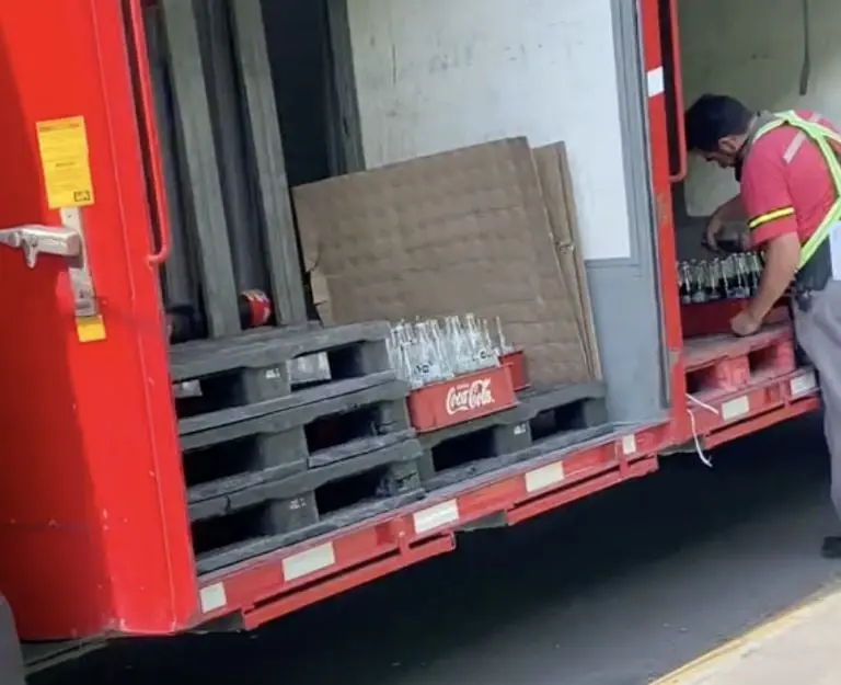 Captan a trabajador rellenando botellas de refrescos - Tomada de video