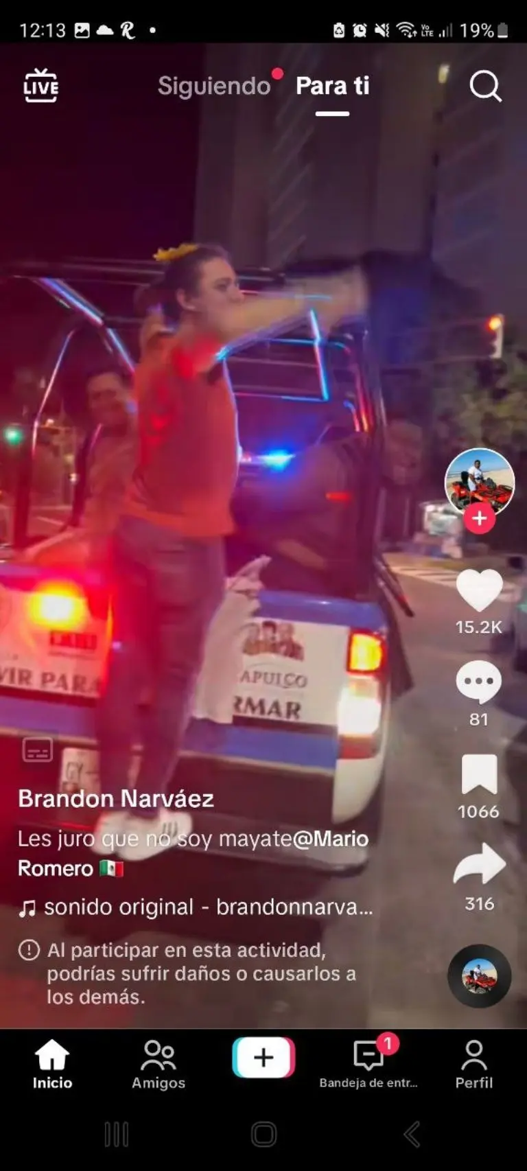 Policías prestan patrulla para TikTok - Tomada de video
