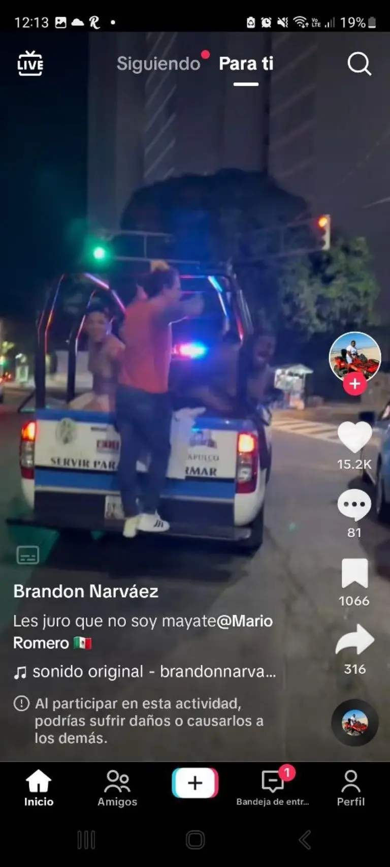 Policías prestan patrulla para TikTok - Tomada de video