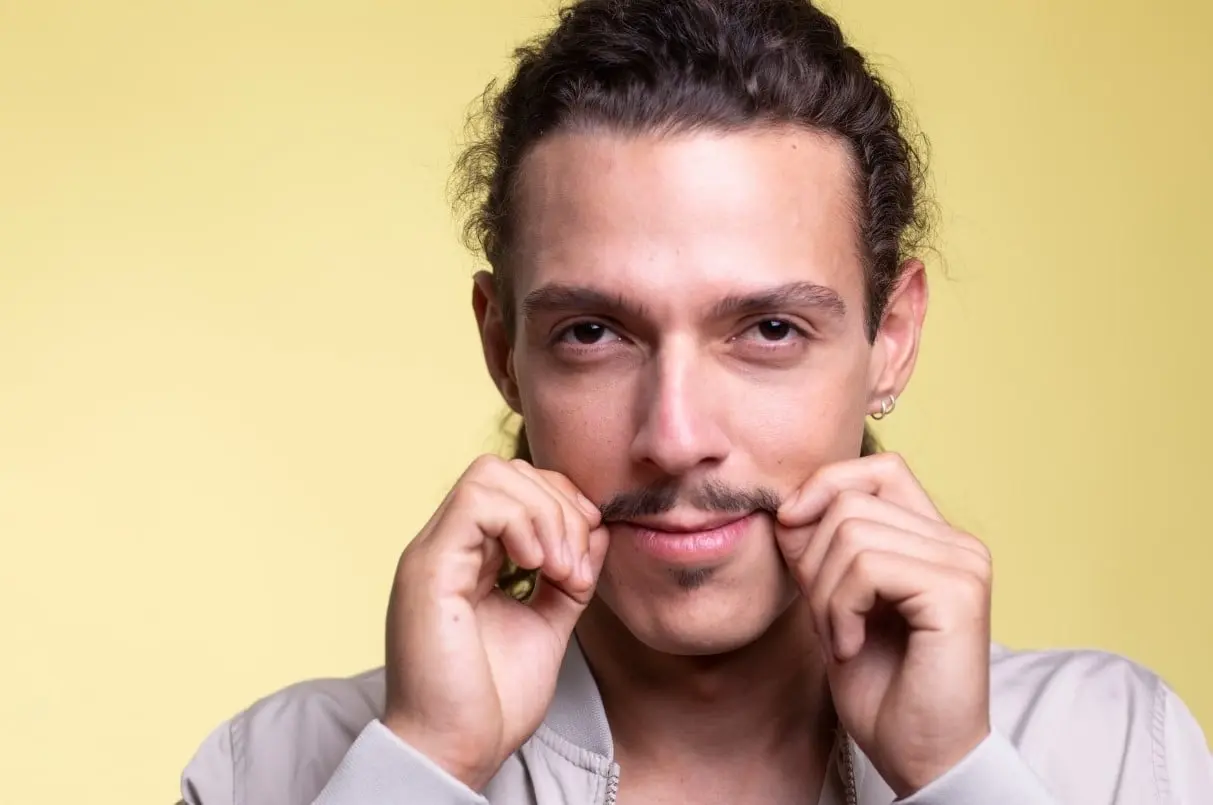 Ha continuado en la actuación, pero está más enfocado en el teatro.