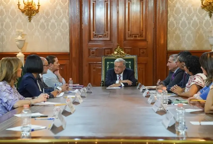 L&oacute;pez Obrador con los consejeros del INE en Palacio Nacional. 