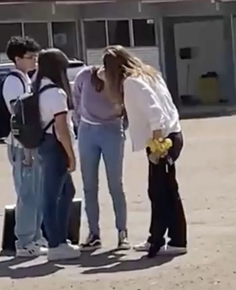 Mujer golpea a estudiante en prepa de Durango. Créditos: Twitter