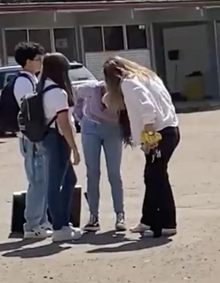 Mujer golpea a estudiante en prepa de Durango. Créditos: Twitter