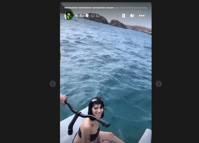Nodal y Cazzu en la playa (Instagram)