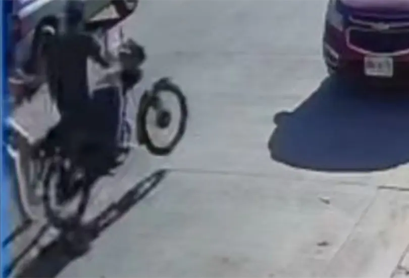 El asaltante ya se iba luego de haberle robado sus pertenencias, no obstante, la joven decidió enfrentarse al hombre y antes de que éste pueda acelerar su moto, ella se acerca y lo tumba del vehículo. El asaltante ya se iba luego de haberle robado sus pertenencias, no obstante, la joven decidió enfrentarse al hombre y antes de que éste pueda acelerar su moto, ella se acerca y lo tumba del vehículo.