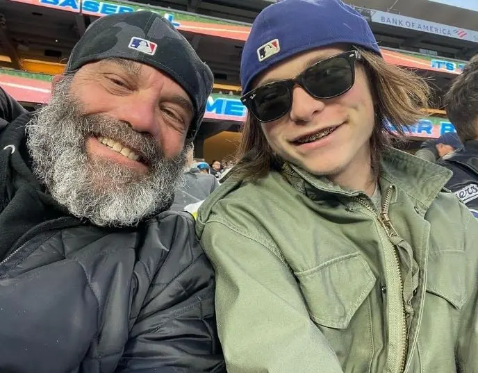 Era un pirata que fue parte de la tripulación de Sparrow y Barbosa y aunque siempre ha querido ser importante, nunca ha podido subir de rango.